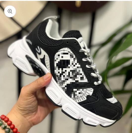 Black/white trainers
